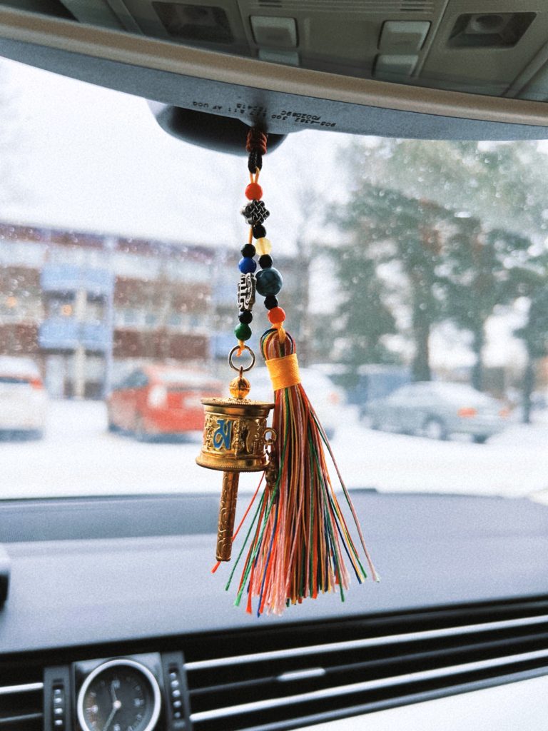 Vợ mua ở Tây Tạng để treo trong xe